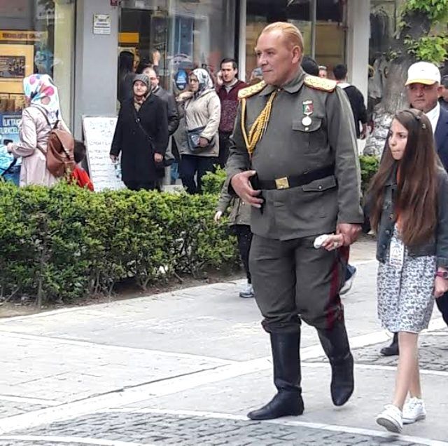 göksel kaya sokakta atatürk gibi yürüyor
