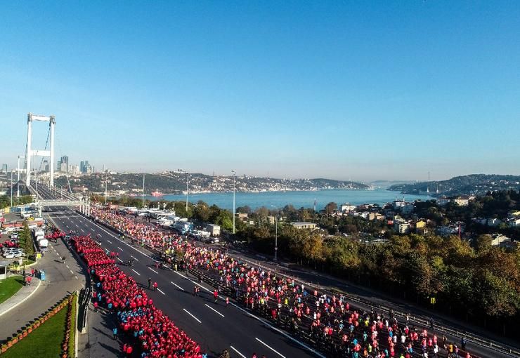 istanbul maratonu boğaz köprüsü üzerinde koşucular