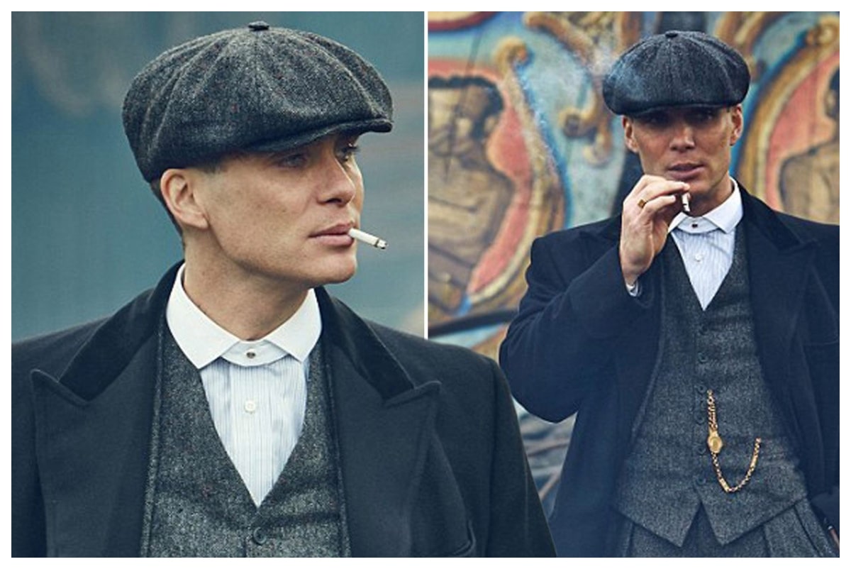 Tommy Shelby sigara içiyor.