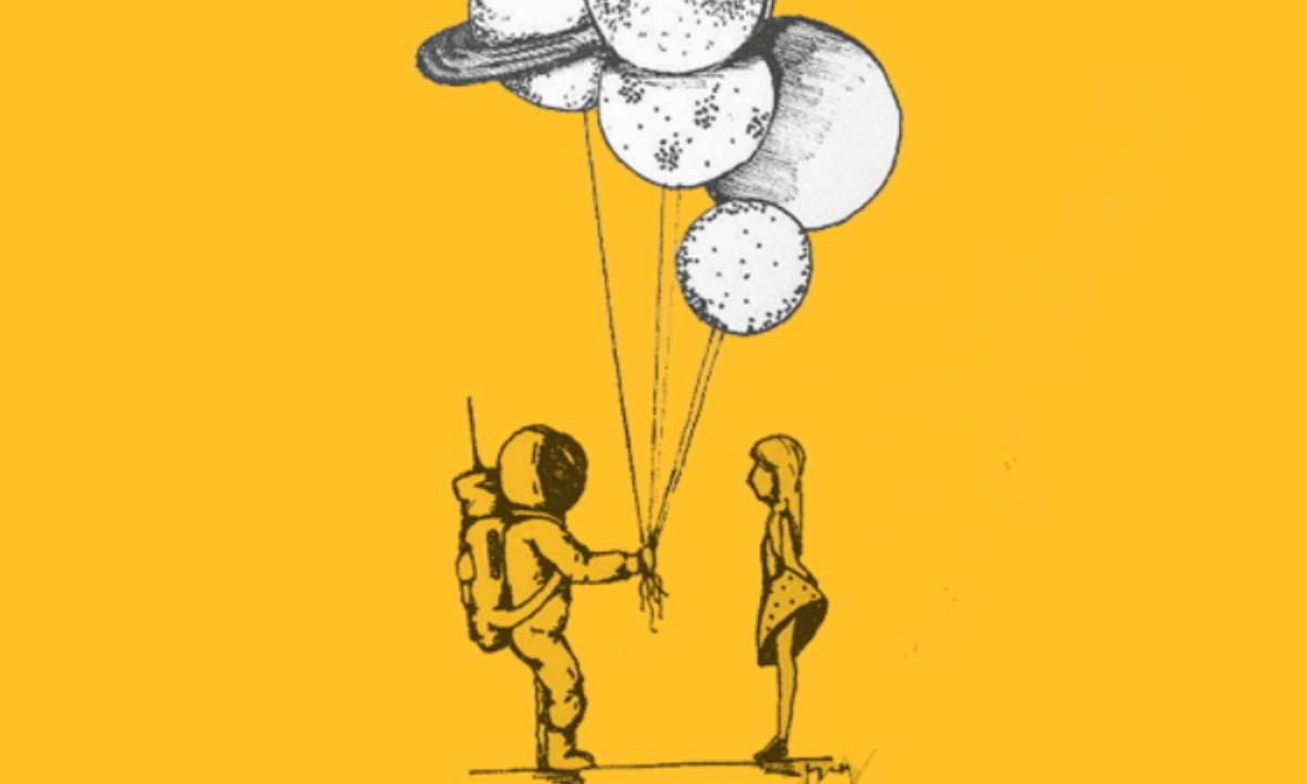 elinde balon tutan astronot ve kadın