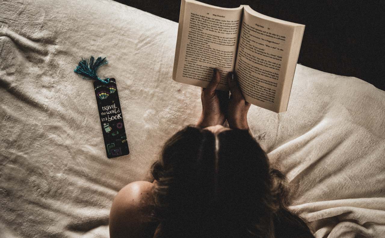 yatakta kitap okuyan kadın